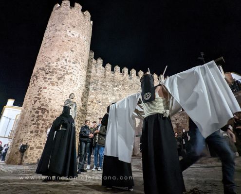 Hermandad de Penitentes del Santisimo Cristo de la Vera Cruz Lunes Santo en Jerez de los Caballeros Hermandad de Penitentes del Santisimo Cristo de la Vera Cruz Lunes Santo en Jerez de los Caballeros Semanasantajerezana