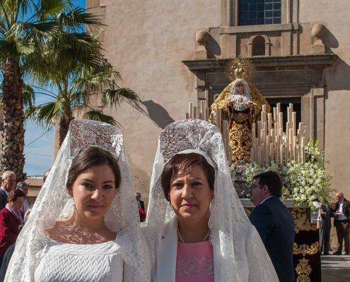 Antonia González Ramajo, candidata a la presidencia de la Junta de Cofradías de Jerez de los Caballeros Antonia González Ramajo, candidata a la presidencia de la Junta de Cofradías de Jerez de los Caballeros, junto a su hija, acompañando a la Virgen del Rosario.