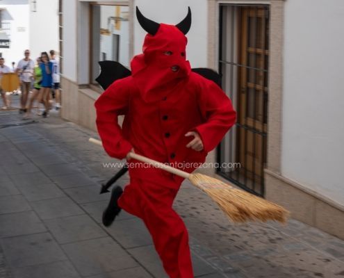 Salida y quema del rabo del Diablo 2024 en Jerez de los Caballeros 10 La tradicional salida del Diablo en Jerez de los Caballeros: un encuentro entre lo sagrado y lo profano