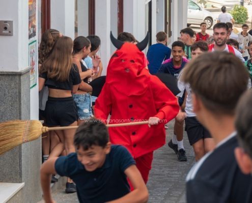 Salida y quema del rabo del Diablo 2024 en Jerez de los Caballeros 16 La tradicional salida del Diablo en Jerez de los Caballeros: un encuentro entre lo sagrado y lo profano