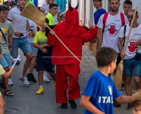Salida y quema del rabo del Diablo 2024 en Jerez de los Caballeros 17 La tradicional salida del Diablo en Jerez de los Caballeros: un encuentro entre lo sagrado y lo profano