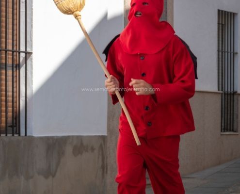 Salida y quema del rabo del Diablo 2024 en Jerez de los Caballeros 2 La tradicional salida del Diablo en Jerez de los Caballeros: un encuentro entre lo sagrado y lo profano