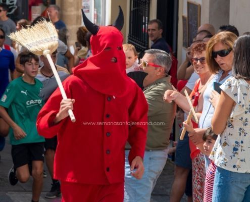 Salida y quema del rabo del Diablo 2024 en Jerez de los Caballeros 21 La tradicional salida del Diablo en Jerez de los Caballeros: un encuentro entre lo sagrado y lo profano