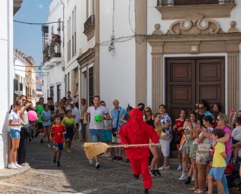 Salida y quema del rabo del Diablo 2024 en Jerez de los Caballeros 26 La tradicional salida del Diablo en Jerez de los Caballeros: un encuentro entre lo sagrado y lo profano
