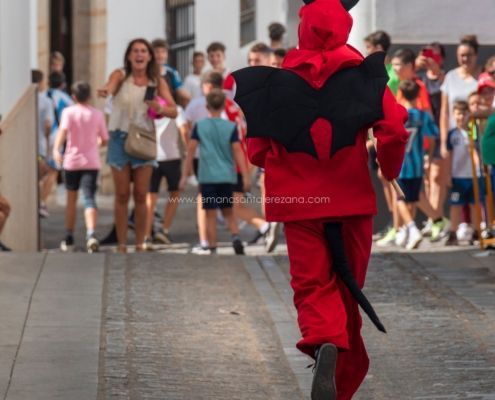 Salida y quema del rabo del Diablo 2024 en Jerez de los Caballeros 3 La tradicional salida del Diablo en Jerez de los Caballeros: un encuentro entre lo sagrado y lo profano
