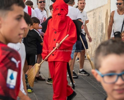 Salida y quema del rabo del Diablo 2024 en Jerez de los Caballeros 30 La tradicional salida del Diablo en Jerez de los Caballeros: un encuentro entre lo sagrado y lo profano