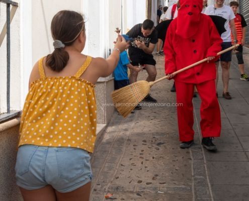 Salida y quema del rabo del Diablo 2024 en Jerez de los Caballeros 32 La tradicional salida del Diablo en Jerez de los Caballeros: un encuentro entre lo sagrado y lo profano