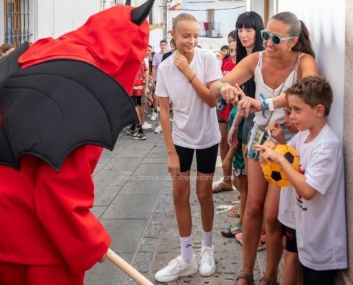 Salida y quema del rabo del Diablo 2024 en Jerez de los Caballeros 34 La tradicional salida del Diablo en Jerez de los Caballeros: un encuentro entre lo sagrado y lo profano