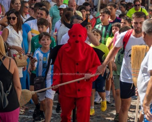 Salida y quema del rabo del Diablo 2024 en Jerez de los Caballeros 35 La tradicional salida del Diablo en Jerez de los Caballeros: un encuentro entre lo sagrado y lo profano