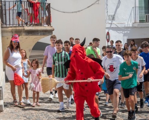 Salida y quema del rabo del Diablo 2024 en Jerez de los Caballeros 36 La tradicional salida del Diablo en Jerez de los Caballeros: un encuentro entre lo sagrado y lo profano