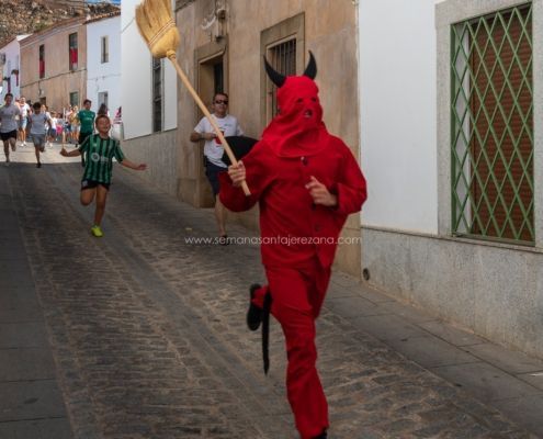 Salida y quema del rabo del Diablo 2024 en Jerez de los Caballeros 4 La tradicional salida del Diablo en Jerez de los Caballeros: un encuentro entre lo sagrado y lo profano