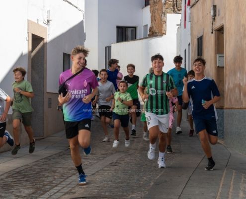 Salida y quema del rabo del Diablo 2024 en Jerez de los Caballeros La tradicional salida del Diablo en Jerez de los Caballeros: un encuentro entre lo sagrado y lo profano