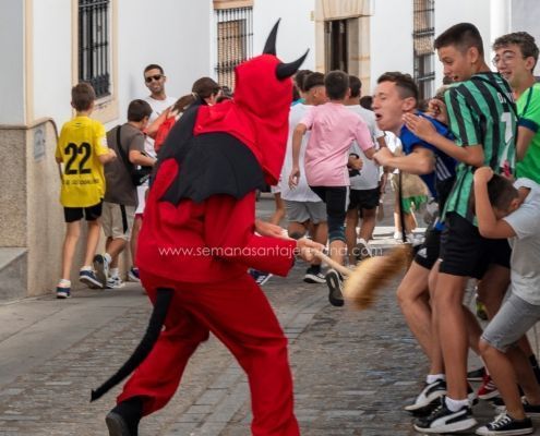 Salida y quema del rabo del Diablo 2024 en Jerez de los Caballeros 5 La tradicional salida del Diablo en Jerez de los Caballeros: un encuentro entre lo sagrado y lo profano
