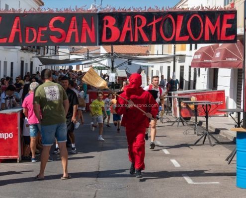 Salida y quema del rabo del Diablo 2024 en Jerez de los Caballeros 6 La tradicional salida del Diablo en Jerez de los Caballeros: un encuentro entre lo sagrado y lo profano