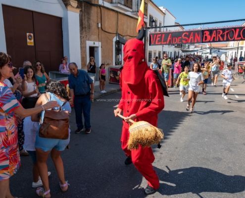 Salida y quema del rabo del Diablo 2024 en Jerez de los Caballeros 7 La tradicional salida del Diablo en Jerez de los Caballeros: un encuentro entre lo sagrado y lo profano