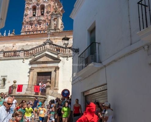 Salida y quema del rabo del Diablo 2024 en Jerez de los Caballeros 9 La tradicional salida del Diablo en Jerez de los Caballeros: un encuentro entre lo sagrado y lo profano