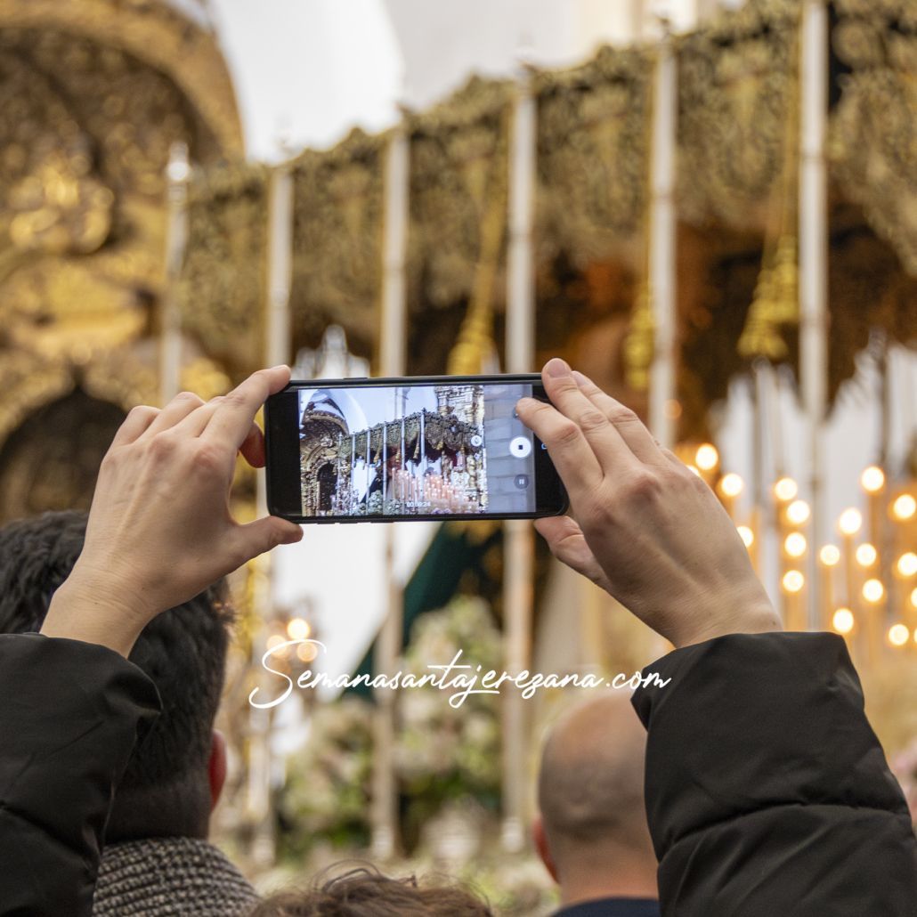 Registro de Imágenes de Cofradías ¿Restricción a Fotógrafos? 2 Móvil grabando un acto en el interior de una iglesia.