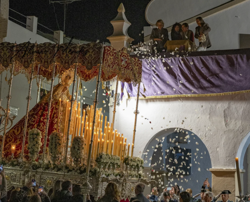 Paso de María Santísima de la Amargura petalada Jueves Santo en la Semana Santa de Jerez de los Caballeros semanasantajerezana Paso de María Santísima de la Amargura. Petalada, Jueves Santo en la Semana Santa de Jerez de los Caballeros semanasantajerezana