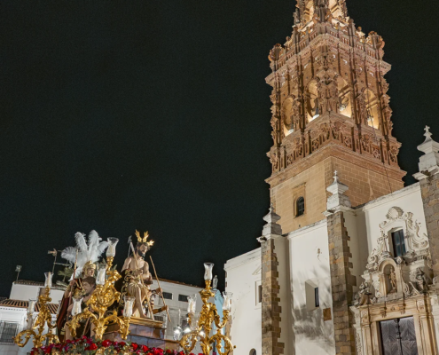 Coronado de Espinas en la plaza de España Jueves Santo en la Semana Santa de Jerez de los Caballeros semanasantajerezana Coronado de Espinas en la plaza de España. Jueves Santo en la Semana Santa de Jerez de los Caballeros, semanasantajerezana