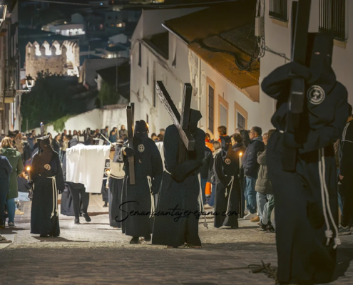 Hermandad de penitentes del Santisimo Cristo de la Vera Cruz Lunes Santo en la Semana Santa de Jerez de los Caballeros penitentes calle Diego Becerril semanasantajerezana Hermandad de penitentes del Santisimo Cristo de la Vera Cruz Lunes Santo en la Semana Santa de Jerez de los Caballeros penitentes calle Diego Becerril semanasantajerezana